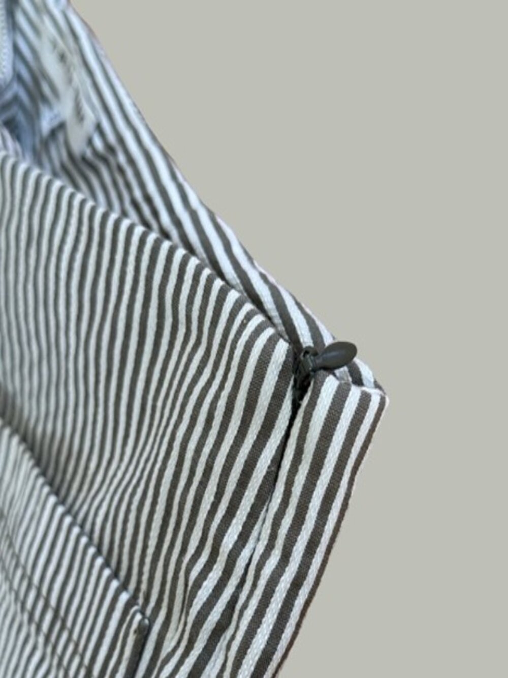 Trina Turk Olive Green and White Striped Wide Leg Cropped Pants - Size 6 - Picture 13 of 13